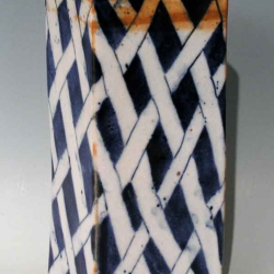 Vase, eckig, 22,5x9,5x8cm, Flechtdekor, Shino Glasur P1012935_Vase_eckig_22,5x9,5x8_900px_web