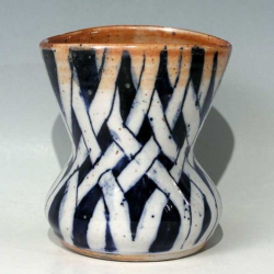Vase, gedrueckt, H14,5 Ø12,5cm, Flechtdekor P1010120_Vase-gedrueckt_14,5x12,5cm_web