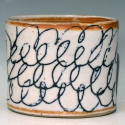 Vase/Uebertopf, oval, 18x11x15cm (LxBxH), blaues Ritzdekor P1010533_bearb_Vase-Oval_15x10,5x18cm-HxBxL_web